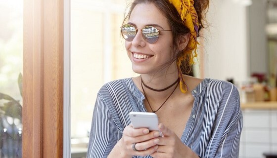 fille-assise-au-cafe-de-la-rue-v2