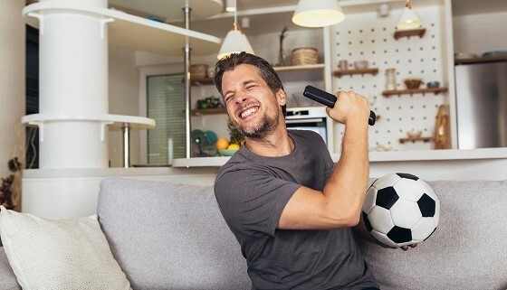homme-ballon-football-telecommande-newsletter