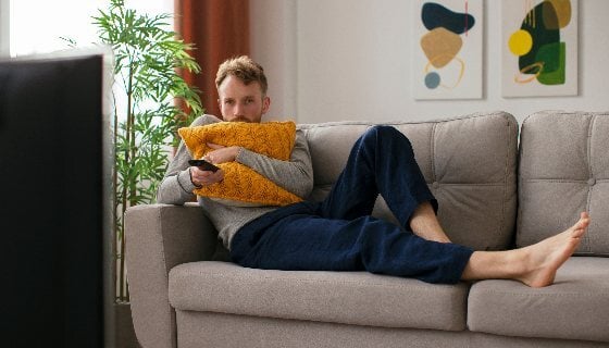 homme-plein-coup-sur-le-canape-en-regardant-la-television (1)