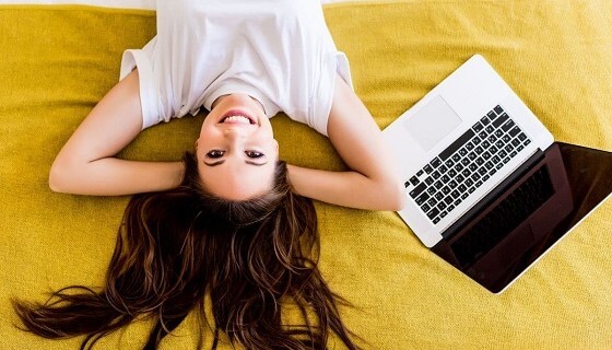 jeune-femme-allongee-dans-son-lit-wifi-small