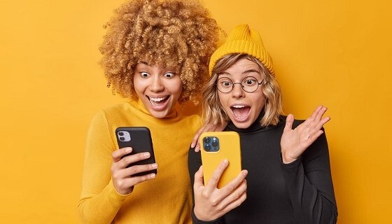 technologie-concept-amitie-femmes-folles-positives-utilisent-telephones-portables-forfait-mobile (1)